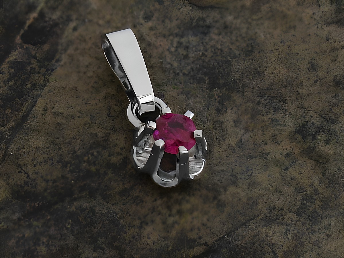 Silber Anhänger Blume mit Rubin - echt Silber rhodiert, Hersteller: Juwelier Harnisch, Rubin präsentiert sich in einem filigranen Design.
