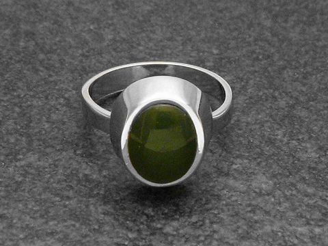 Silberring klassisch verstellbar mit ovalem Jade-Stein, rhodiniert, Hersteller Juwelier Harnisch, schlichtes Design auf dunklem Hintergrund.