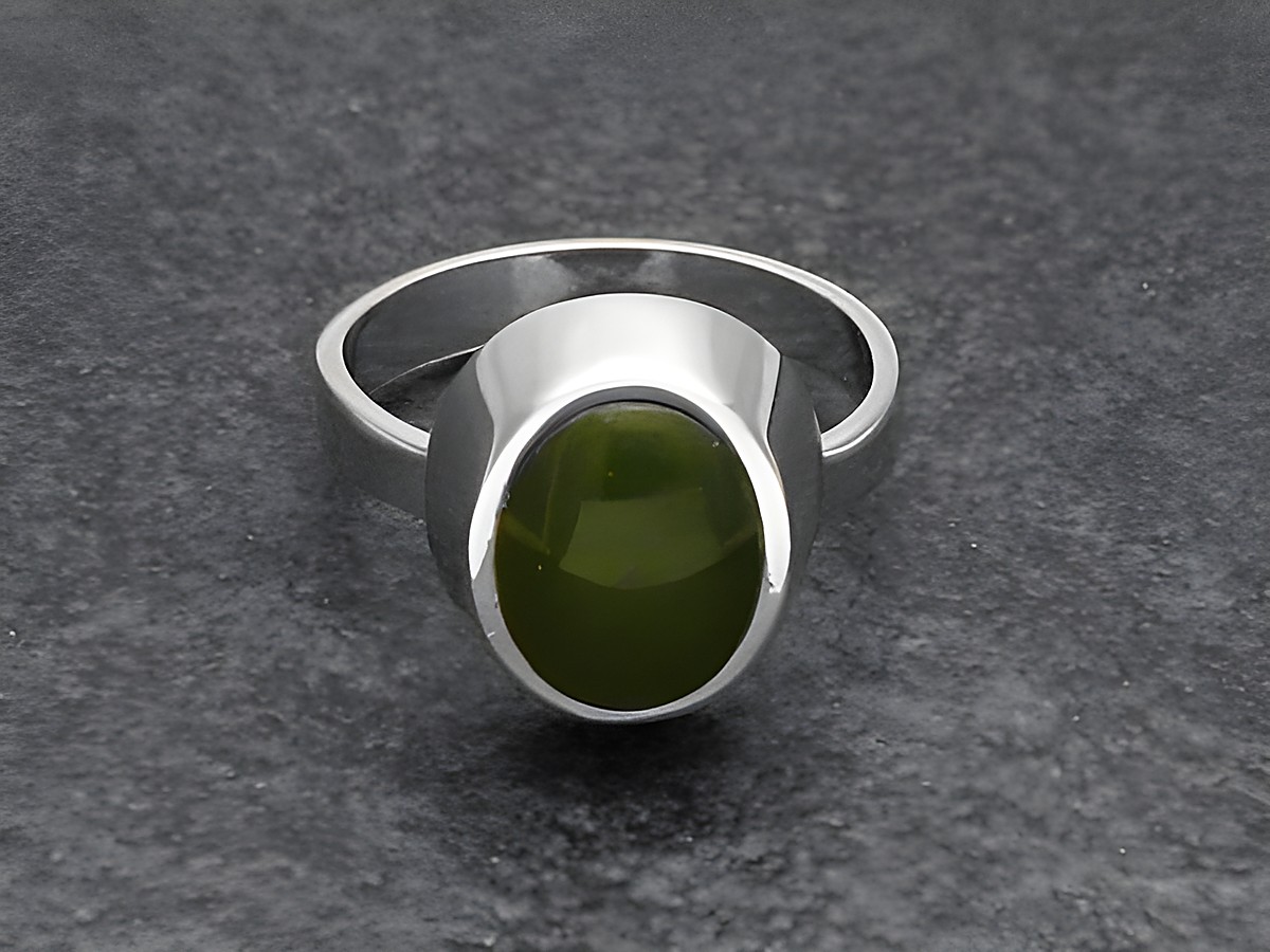Silberring klassisch verstellbar mit ovalem Jade-Stein, rhodiniert, Hersteller Juwelier Harnisch, schlichtes Design auf dunklem Hintergrund.