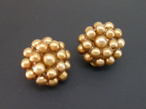 Ohrclip in hellbraun mit Perlentraum aus goldfarbenen, seidenmatten, synthetischen Zuchtperlen, gefertigt vom Juwelier Harnisch. Elegantes Schmuckstück für besondere Anlässe.