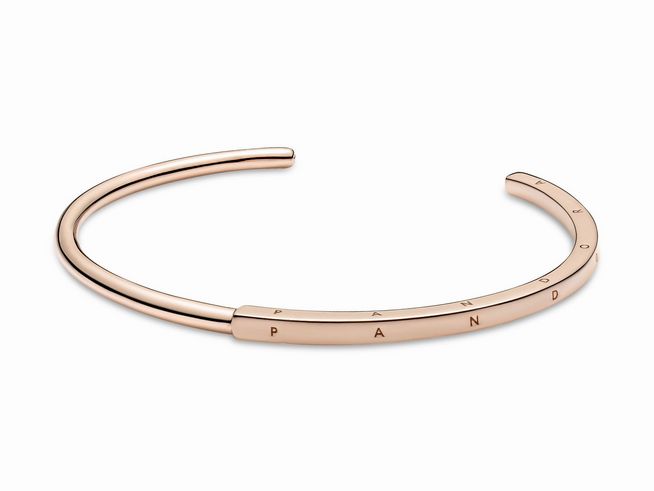 Pandora Rosé 589493C00-4 Pandora Signatur I-D Armreif in 20,50 cm aus hochwertigem ROSE Edelstahl, elegant und modern mit eingeprägtem Schriftzug für stilvolle Akzente.