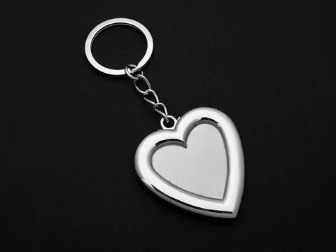 Silberfarbener Schlüsselanhänger in Form eines Herzens mit Fotorahmen, Länge 10,5 cm, hergestellt von Juwelier Harnisch. Ideal als persönliches Geschenk oder dekoratives Accessoire.
