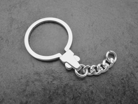Schlüsselanhänger Mechanik Panzerkette aus rhodiniertem Sterling Silber, stilvolles Design von Juwelier Harnisch, funktionale, elegante Ergänzung für jeden Schlüsselbund.