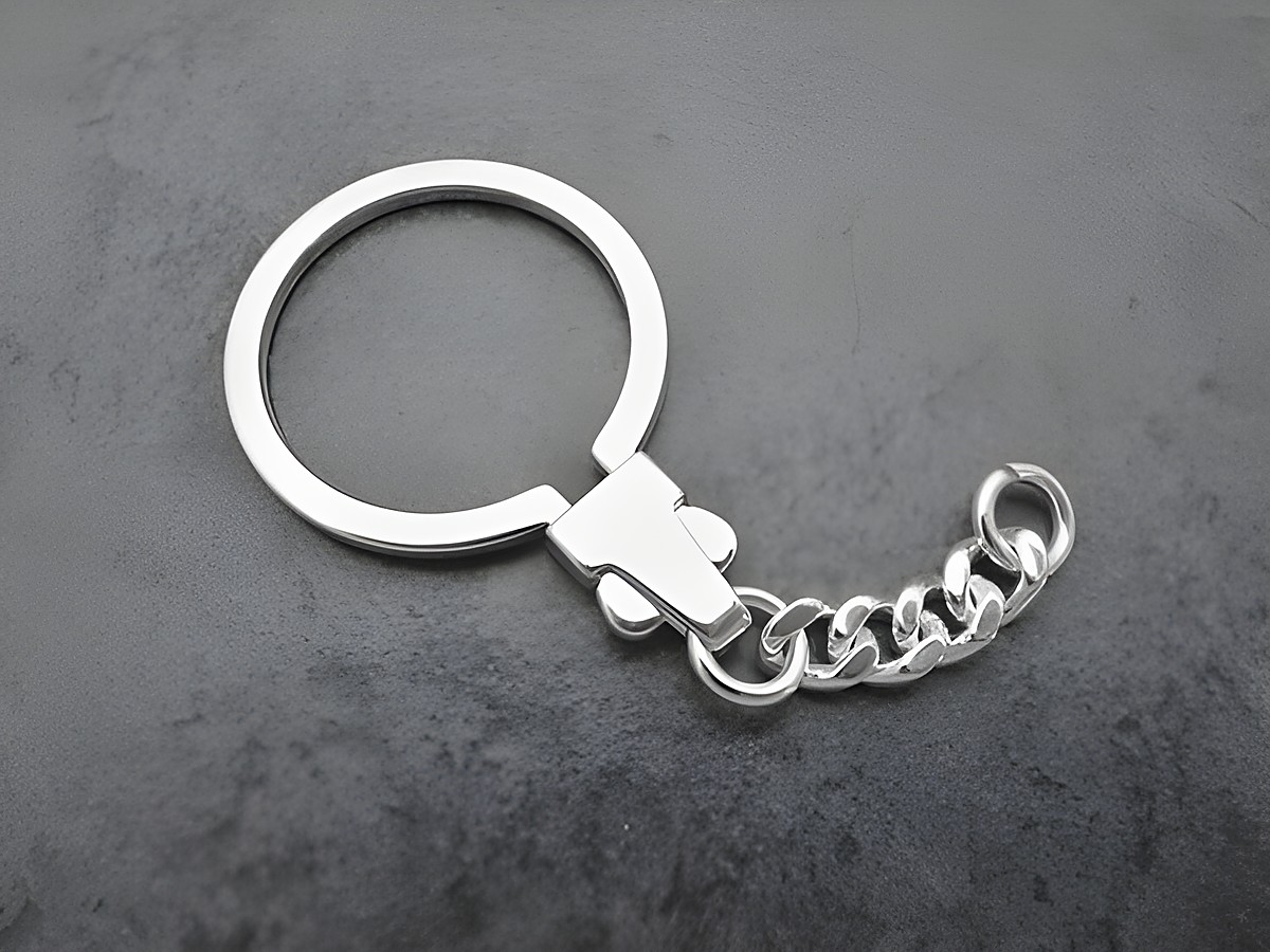 Schlüsselanhänger Mechanik Panzerkette aus rhodiniertem Sterling Silber, stilvolles Design von Juwelier Harnisch, funktionale, elegante Ergänzung für jeden Schlüsselbund.