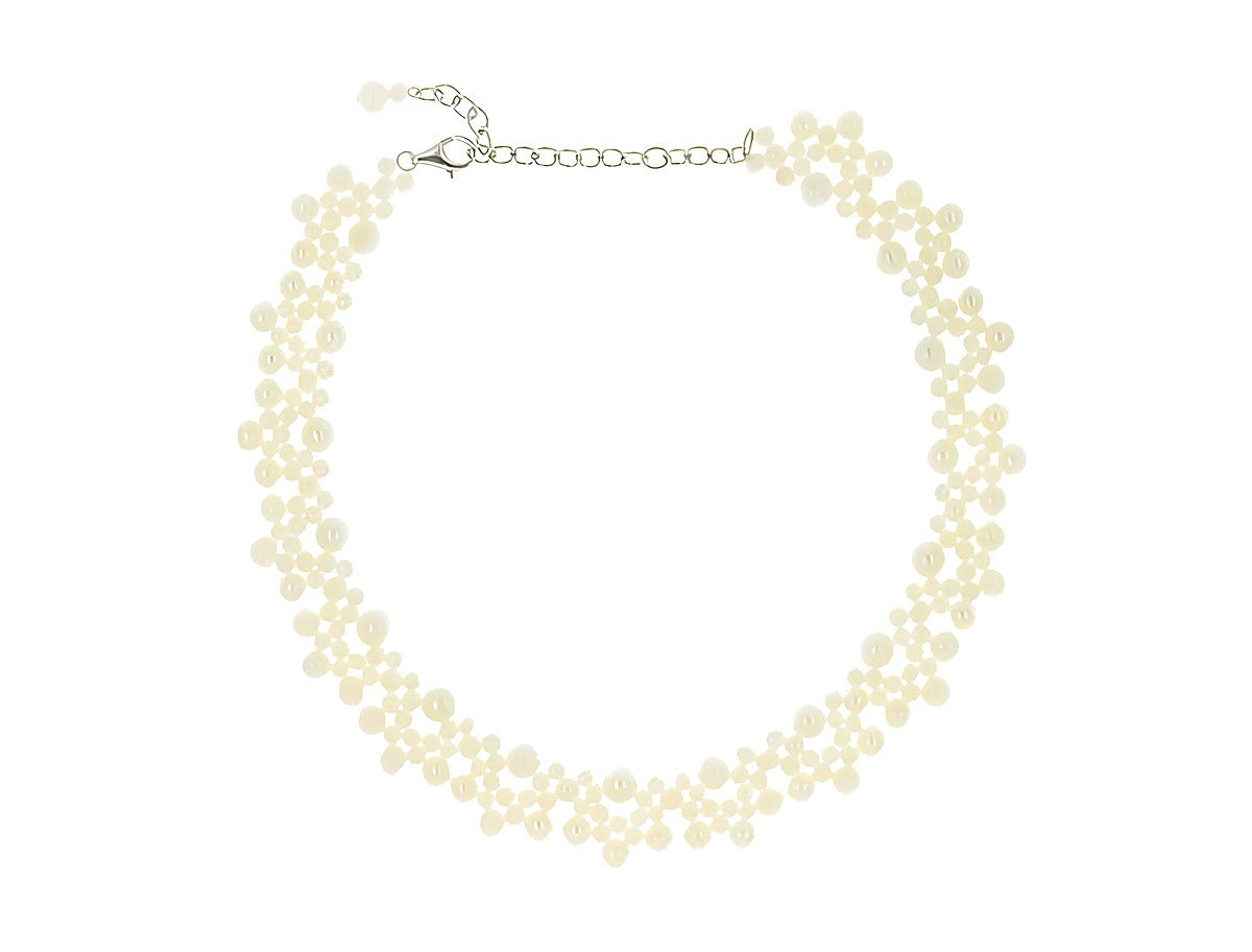 Perlenkette aus Süßwasser-Zuchtperlen in Weiß mit einer Größe von 4-6,5 mm, Länge von 36-42 cm, ausgestattet mit einem Silberverschluss, besonders Design von Juwelier Harnisch. – Ansicht 3