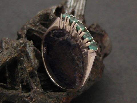Bezaubernder Weißgoldring 585 mit Smaragd, Größe 54, vom Hersteller Juwelier Harnisch, elegant gestaltet mit funkelnden Steinen, ideal für besondere Anlässe.