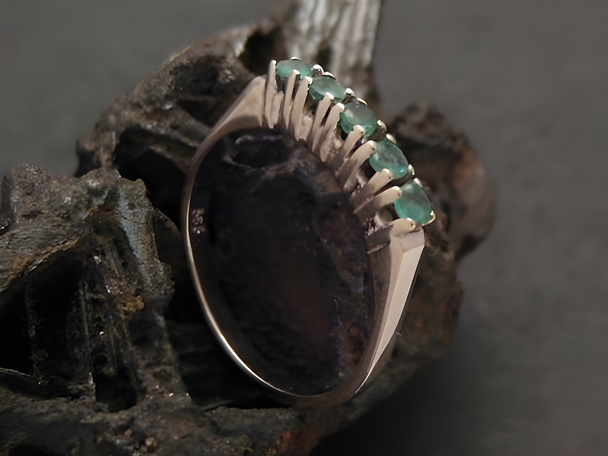 Bezaubernder Weißgoldring 585 mit Smaragd, Größe 54, vom Hersteller Juwelier Harnisch, elegant gestaltet mit funkelnden Steinen, ideal für besondere Anlässe.