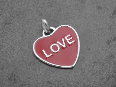 Herz Anhänger aus Sterling Silber, rhodiniert, mit rotem Lack und der Aufschrift Love, geeignet für Schmuckstücke, hergestellt von Juwelier Harnisch, flach und elegant.