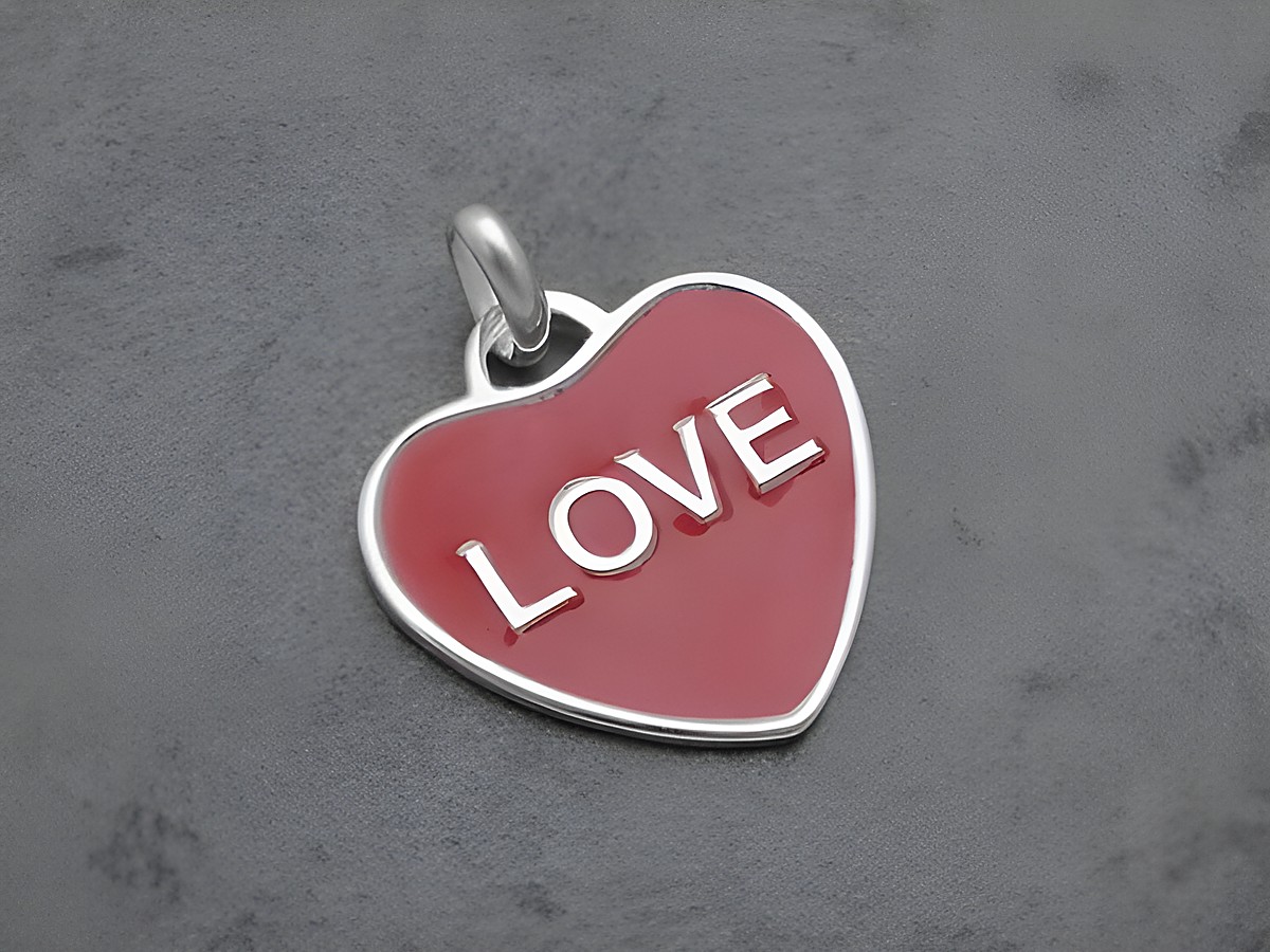 Herz Anhänger aus Sterling Silber, rhodiniert, mit rotem Lack und der Aufschrift Love, geeignet für Schmuckstücke, hergestellt von Juwelier Harnisch, flach und elegant.