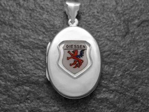 Silbernes Medaillon mit dem Stadtwappen von Giessen, das einen roten Löwen auf goldfarbenem Hintergrund zeigt, hergestellt von Juwelier Harnisch in Hessen.