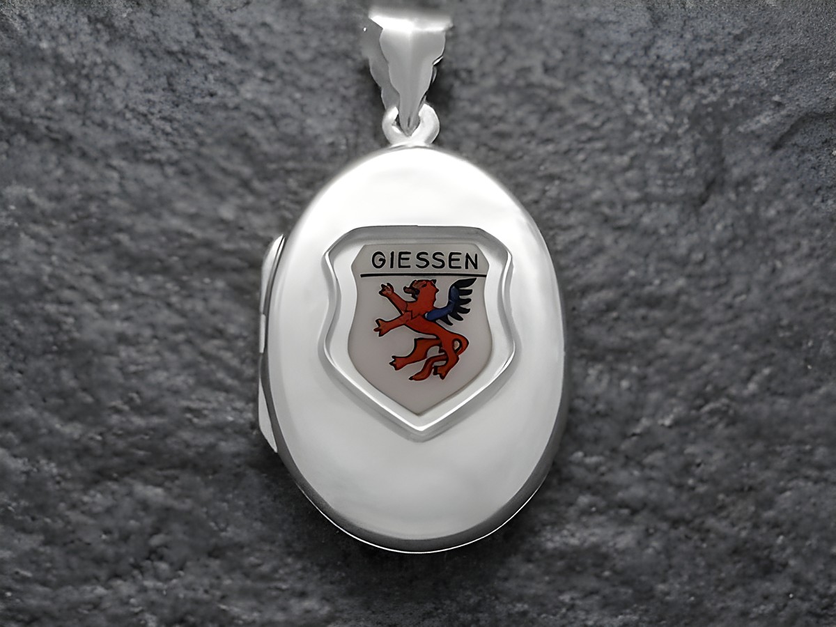 Silbernes Medaillon mit dem Stadtwappen von Giessen, das einen roten Löwen auf goldfarbenem Hintergrund zeigt, hergestellt von Juwelier Harnisch in Hessen.