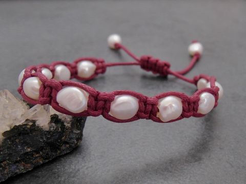Shamballa Armband in Weinrot mit 9 mm Zuchtperlen in eleganter Kordelung, ideal für stilvolle Akzente, Hersteller Juwelier Harnisch. Perfekte Ergänzung für jedes Outfit.