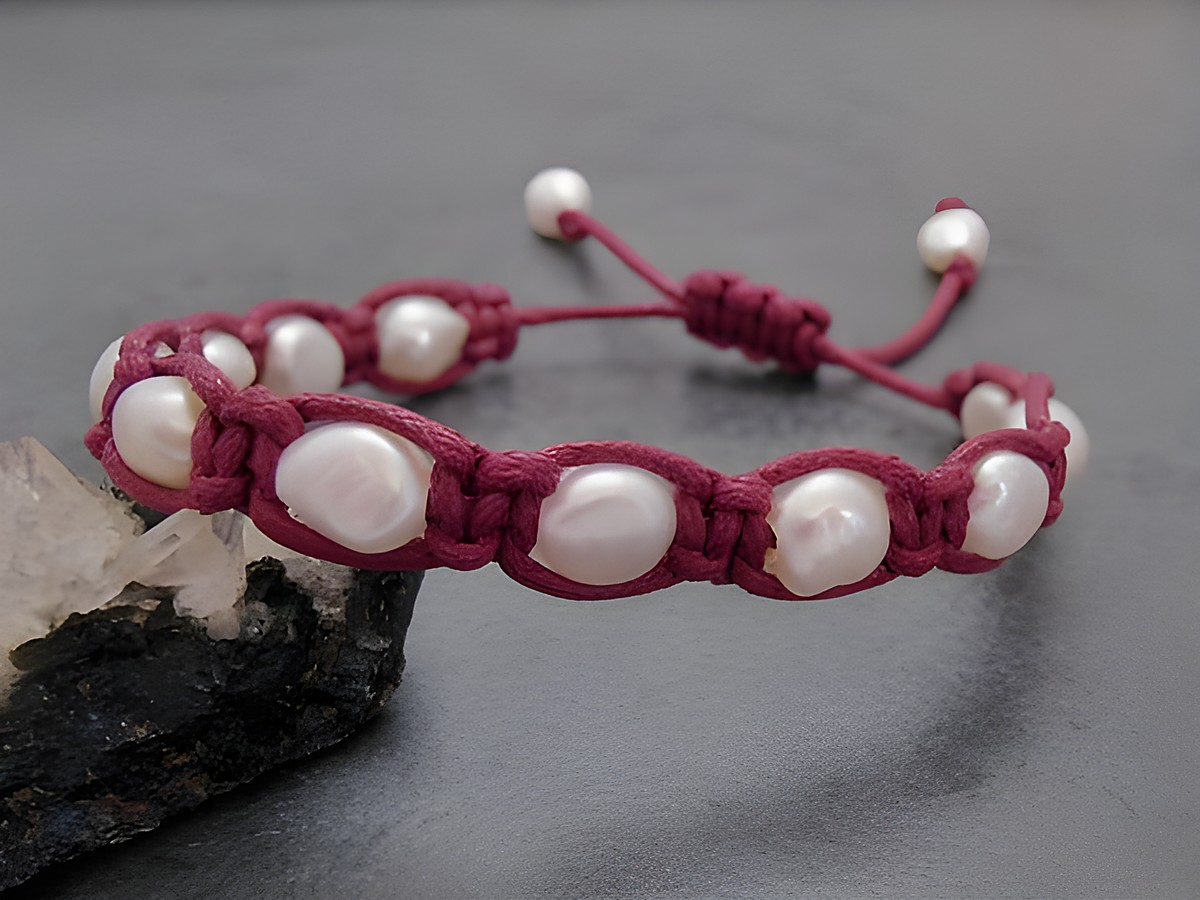 Shamballa Armband in Weinrot mit 9 mm Zuchtperlen in eleganter Kordelung, ideal für stilvolle Akzente, Hersteller Juwelier Harnisch. Perfekte Ergänzung für jedes Outfit.