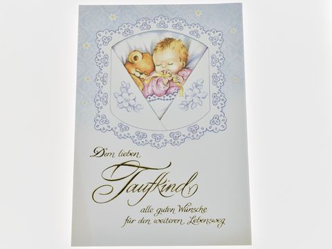 Schlafendes Baby mit Teddy auf einer Taufkarte, umgeben von filigranen Verzierungen. Der Schriftzug wünscht dem Taufkind alles Gute für den weiteren Lebensweg.
