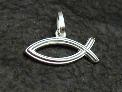 Christlicher Fisch ICHTHYS aus Sterling Silber, elegant und schlicht gestaltet, eignet sich ideal als religiöser Anhänger für persönlichen oder dekorativen Gebrauch.