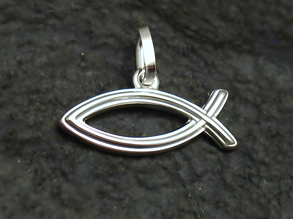 Christlicher Fisch ICHTHYS aus Sterling Silber, elegant und schlicht gestaltet, eignet sich ideal als religiöser Anhänger für persönlichen oder dekorativen Gebrauch.