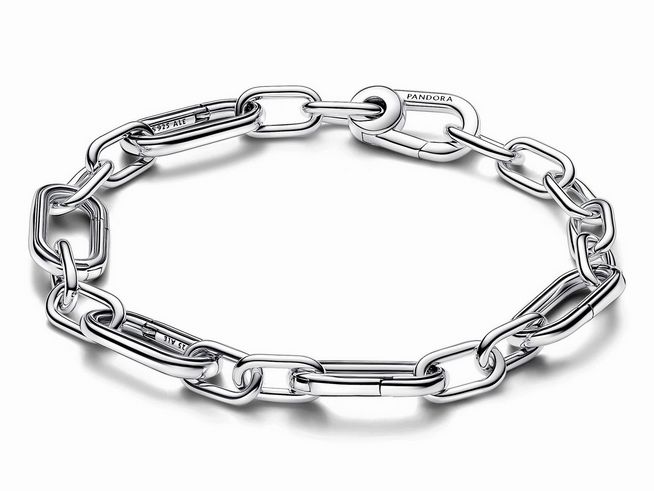 593363004-0 Ein elegantes Gliederarmband aus Sterling Silber von Pandora mit fünf aufklappbaren Links, ausgestattet mit einem sicheren Verschluss und einer Länge von 23 cm.