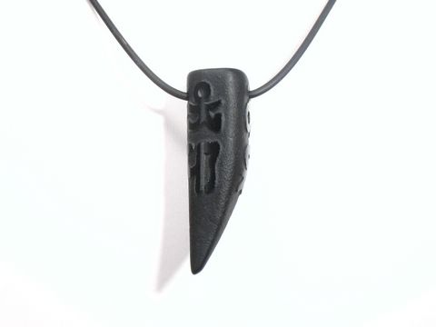 Onyx Zahn Anhänger in coolen und sexy Formen, hergestellt von Juwelier Harnisch, mit besonderen Gravuren und schwarzem Kordelband für einen scharfen Look, ideal als stilvolles Accessoire.