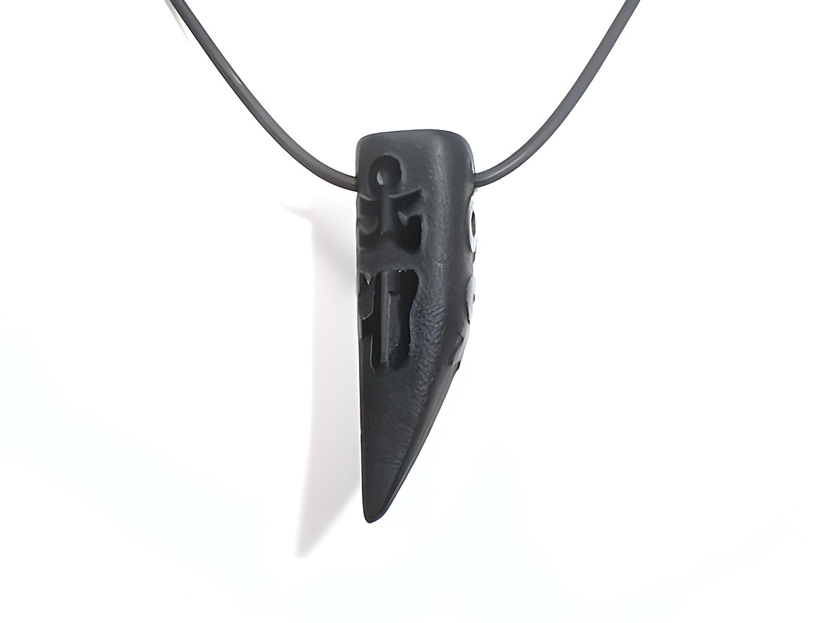 Onyx Zahn Anhänger in coolen und sexy Formen, hergestellt von Juwelier Harnisch, mit besonderen Gravuren und schwarzem Kordelband für einen scharfen Look, ideal als stilvolles Accessoire.