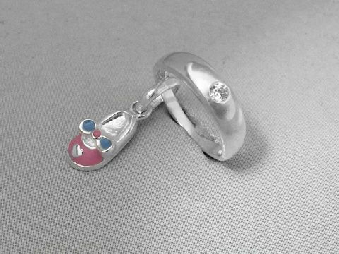 Silber Taufring mit rosa Schuh aus Zirkonia, hochwertig verarbeitet, Anhänger in Form eines Babyschuhs mit blauen und rosa Akzenten, ideal als Geschenk oder zur Taufe.