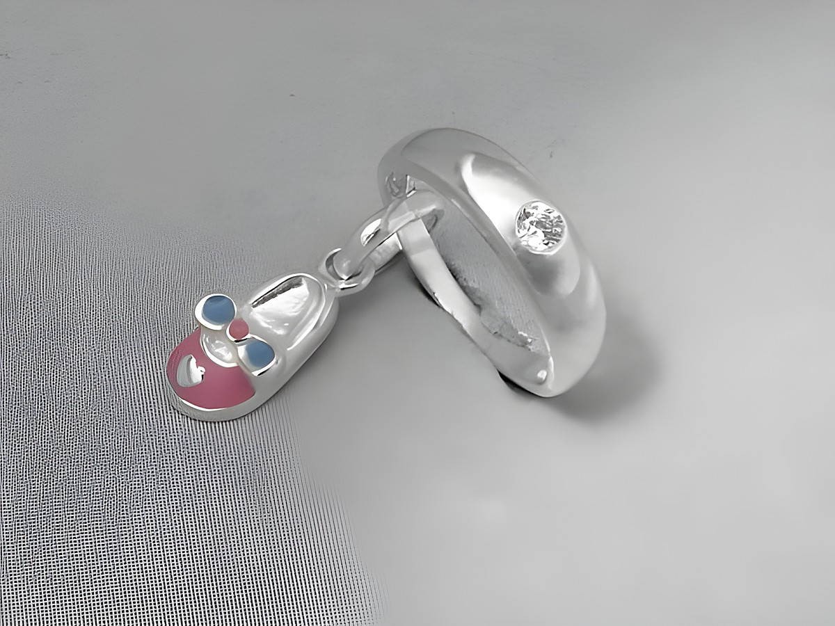 Silber Taufring mit rosa Schuh aus Zirkonia, hochwertig verarbeitet, Anhänger in Form eines Babyschuhs mit blauen und rosa Akzenten, ideal als Geschenk oder zur Taufe.