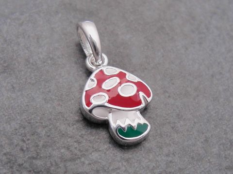 Silber Anhänger in Form eines Fliegenpilzes mit roter Kappe, weißen Punkten und einem dunkelgrünen Fuß, lackiert und von Juwelier Harnisch, goldig gestaltet.