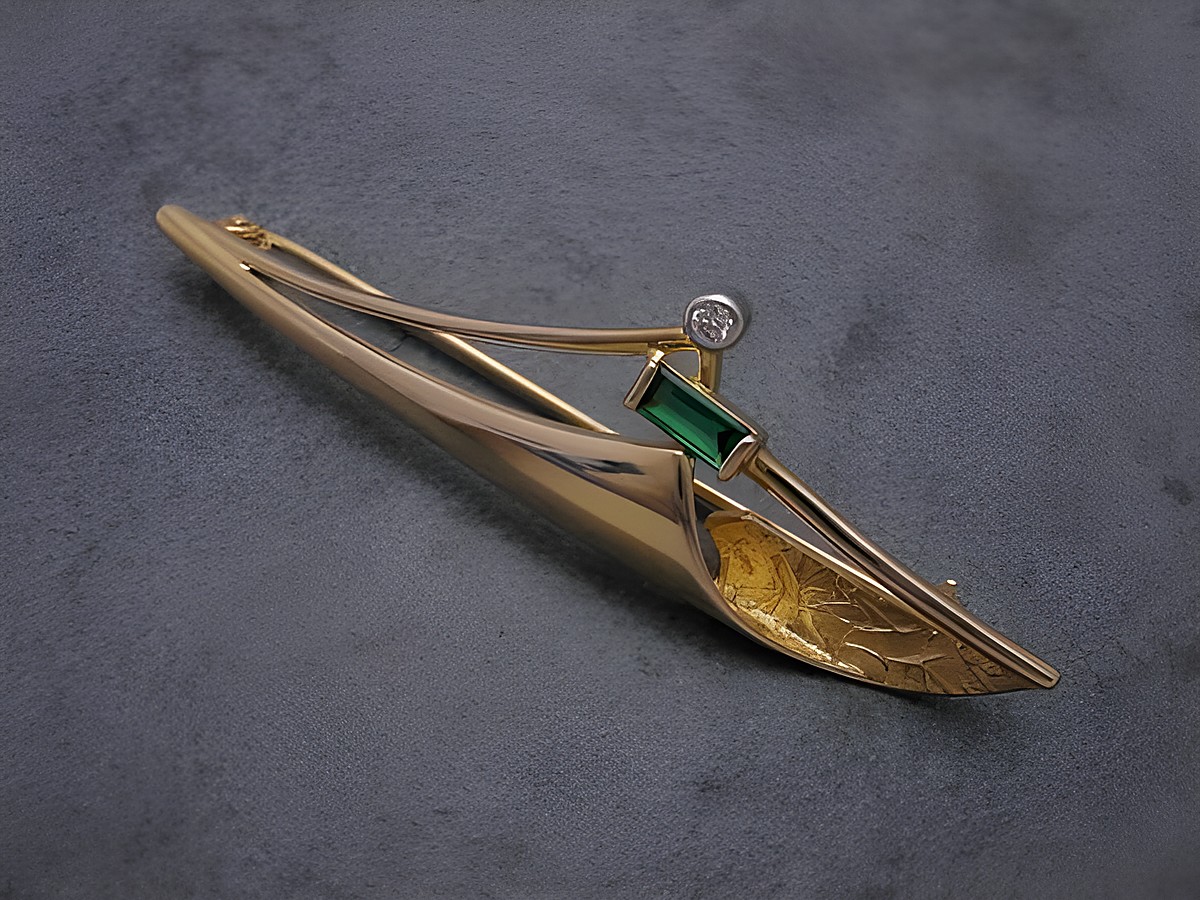 Gold Brosche - Gold 585 - synth. Smaragd + Zirkonia - Anstecknadel des Herstellers Juwelier Harnisch, elegant und filigran gestaltet mit dekorativen Elementen.