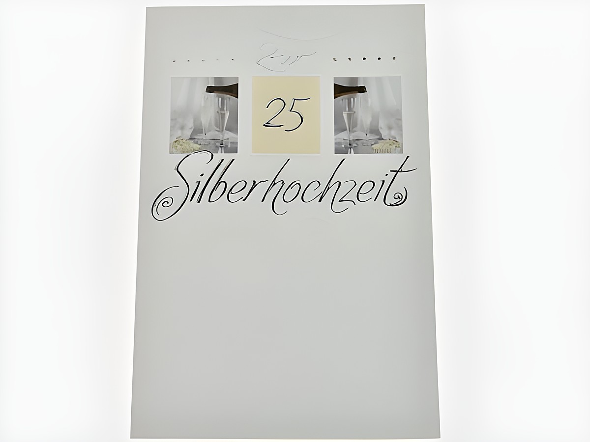 Hochzeitskarte zur Silberhochzeit mit der Zahl 25, umgeben von eleganten Verzierungen und zwei Bildern von Sektflasche und Gläsern, Hersteller Juwelier Harnisch.