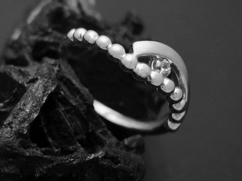 Silberring zauberhaft mit weißen Zirkonia, aus rhodiniertem Sterling Silber, Größe 52, Hersteller Juwelier Harnisch, elegant und funkelnd, ideal für besondere Anlässe.