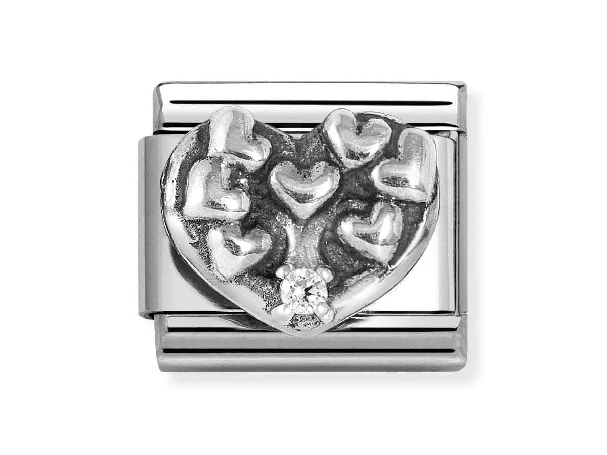 Nomination Sterling Silber 330311 20 - Lebensbaum in Herz Zirkonia - Element Classic Silber Der Anhänger aus Sterling Silber zeigt einen Lebensbaum in Herzform, verziert mit Zirkonia, umgeben von kleinen Herzen und strahlt Eleganz und Liebe aus.