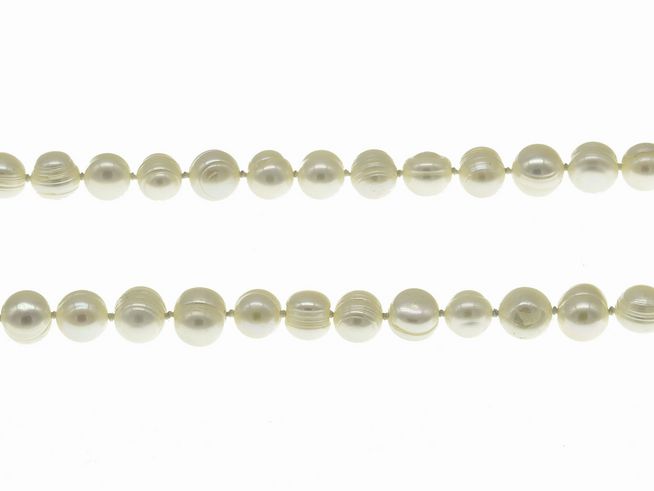 Perlenkette lang aus Süßwasser-Zuchtperlen in Weiß mit einer Größe von 7 bis 10,5 mm und einer Länge von 140 cm, ideal für elegante Anlässe, hergestellt von Juwelier Harnisch, extra lang.