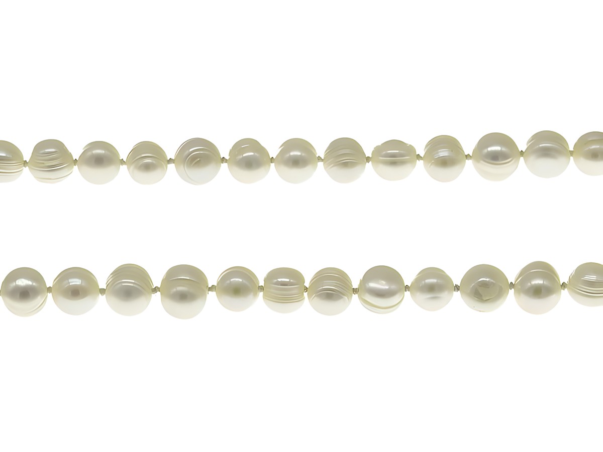 Perlenkette lang aus Süßwasser-Zuchtperlen in Weiß mit einer Größe von 7 bis 10,5 mm und einer Länge von 140 cm, ideal für elegante Anlässe, hergestellt von Juwelier Harnisch, extra lang.