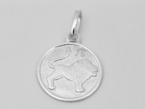 Löwe in Weißgold 585 als polierter Sternzeichen-Anhänger mit einem Durchmesser von 14 mm, gefertigt von Juwelier Harnisch, detailreiche Darstellung des Löwen.