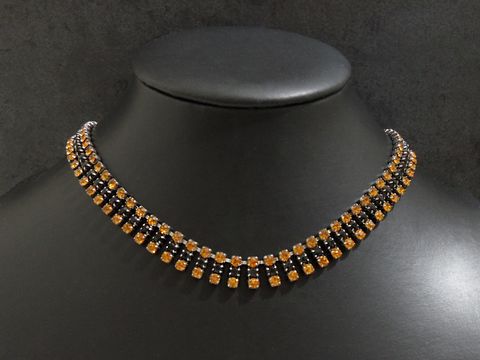 Strass Kette in aufregendem Schwarz-Orange, 46 cm lang, mit silberfarbener Fassung vom Hersteller Juwelier Harnisch, perfekt für elegante Anlässe.