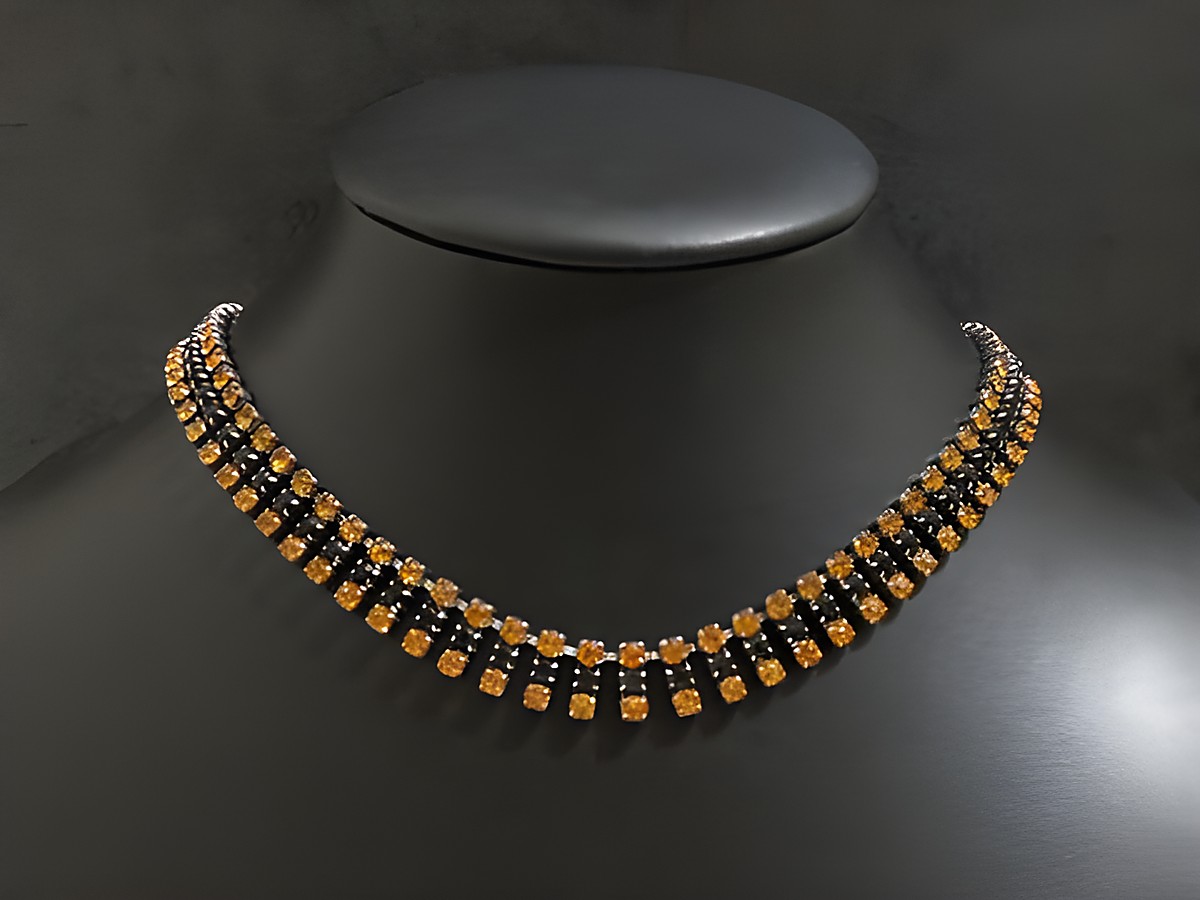 Strass Kette in aufregendem Schwarz-Orange, 46 cm lang, mit silberfarbener Fassung vom Hersteller Juwelier Harnisch, perfekt für elegante Anlässe.