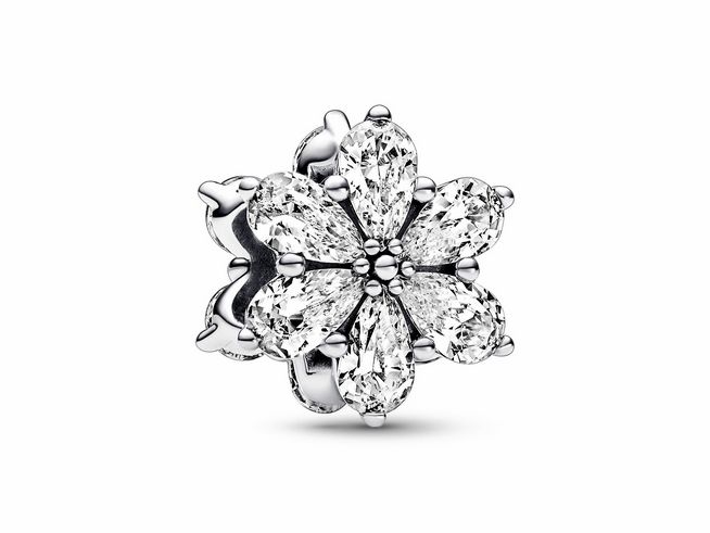 Funkelndes Herbarium Cluster Charm von Pandora, aus Sterling Silber mit einem blütenförmigen Design, besetzt mit klaren, funkelnden Steinen, die an eine Blüte erinnern.