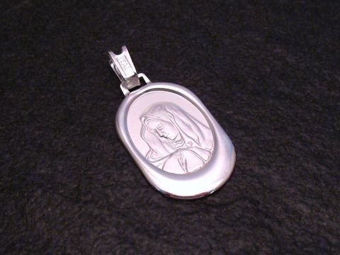 37536-0 Ein Anhänger aus Sterling Silber mit der Darstellung der heiligen Maria. Der Anhänger hat eine ovale Form und wird vom Juwelier Harnisch hergestellt, als Schutzpatron.
