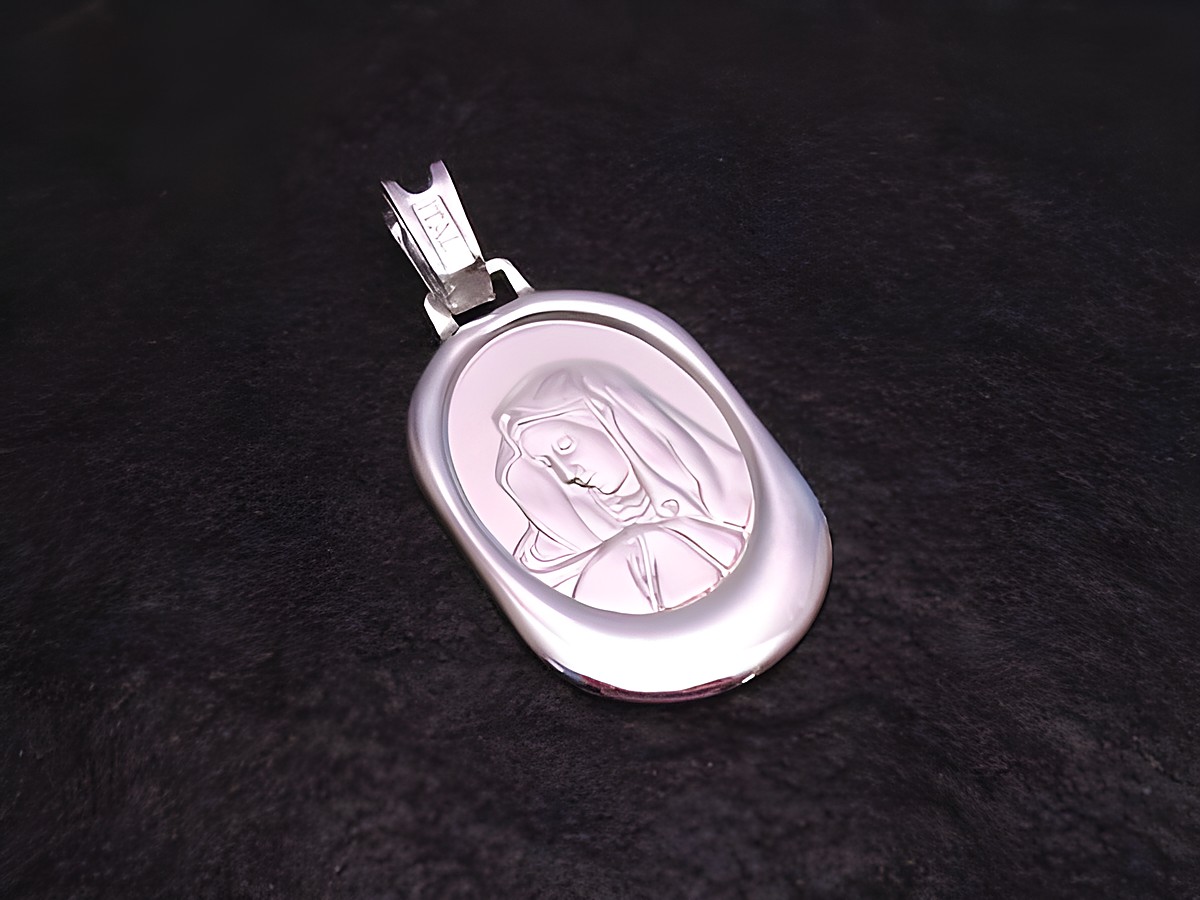 Ein Anhänger aus Sterling Silber mit der Darstellung der heiligen Maria. Der Anhänger hat eine ovale Form und wird vom Juwelier Harnisch hergestellt, als Schutzpatron.