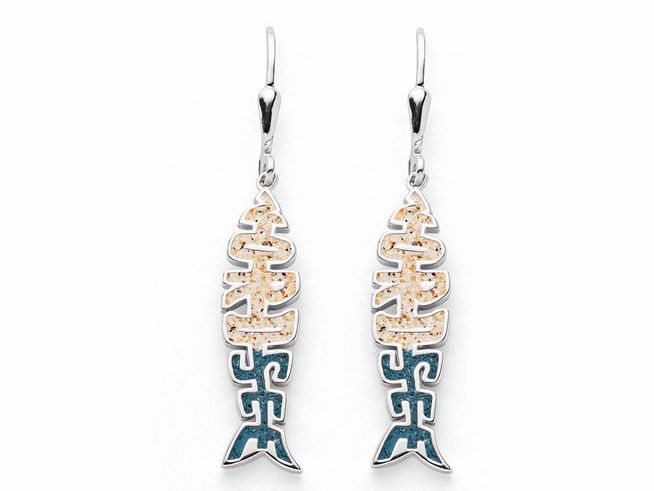 DUR Ohrringe im Design einer Fischgräte aus Sterling Silber rhodiniert, mit sandfarbener und blauer Farbgebung, ideal für nordsee-inspirierte Mode.