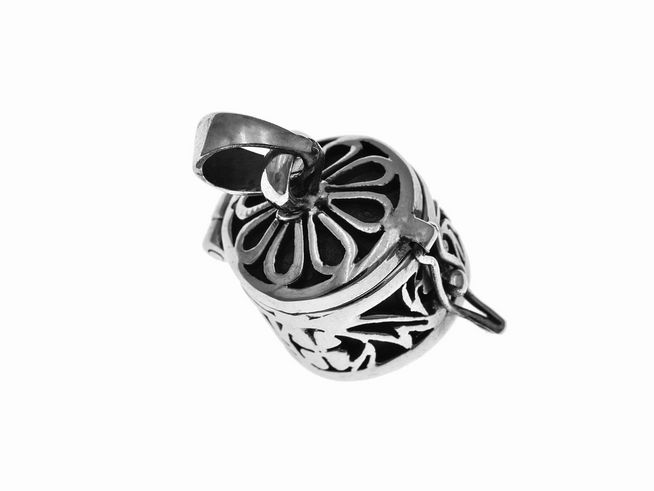 Medaillon Truhe mit filigranen Blumen Ornamenten aus Sterling Silber, hergestellt von Juwelier Harnisch, ideal für persönliche Erinnerungen oder Schmuckaufbewahrung.