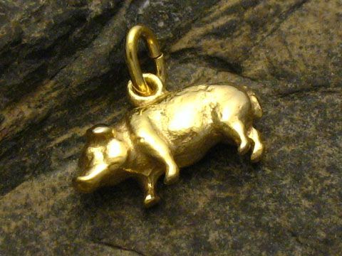 Rüsselschwein vollplastisch als Anhänger aus Gold 333, fein verarbeitet von Juwelier Harnisch, das Tierdesign bietet eine detaillierte und ansprechende Darstellung des Abbildes.
