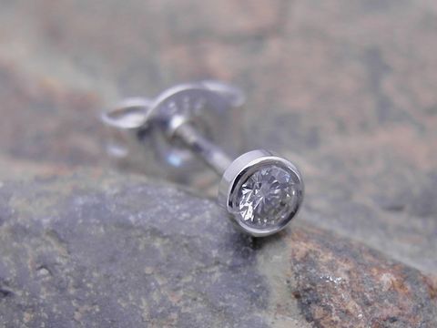 Rund 1 Ohrstecker unisex aus Weißgold 585 klassisch mit Brillant von Juwelier Harnisch, Einzelohrringe, 1 Stück.