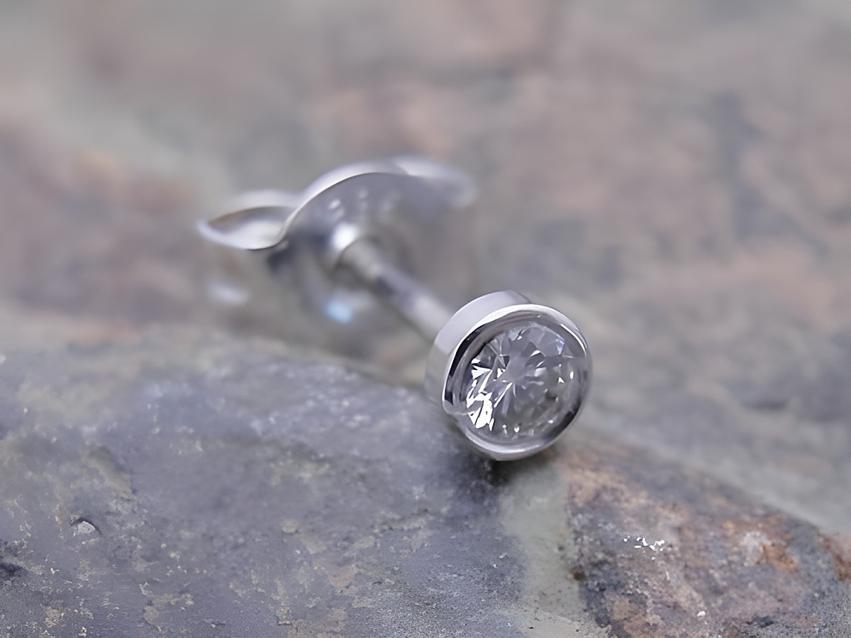 Rund 1 Ohrstecker unisex aus Weißgold 585 klassisch mit Brillant von Juwelier Harnisch, Einzelohrringe, 1 Stück.