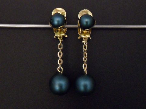 71877-0 Ohrclip türkisgrün matt zeitlos mit goldfarbenen Details aus Kunstharz, Hersteller Juwelier Harnisch, elegant und ideal für besondere Anlässe.