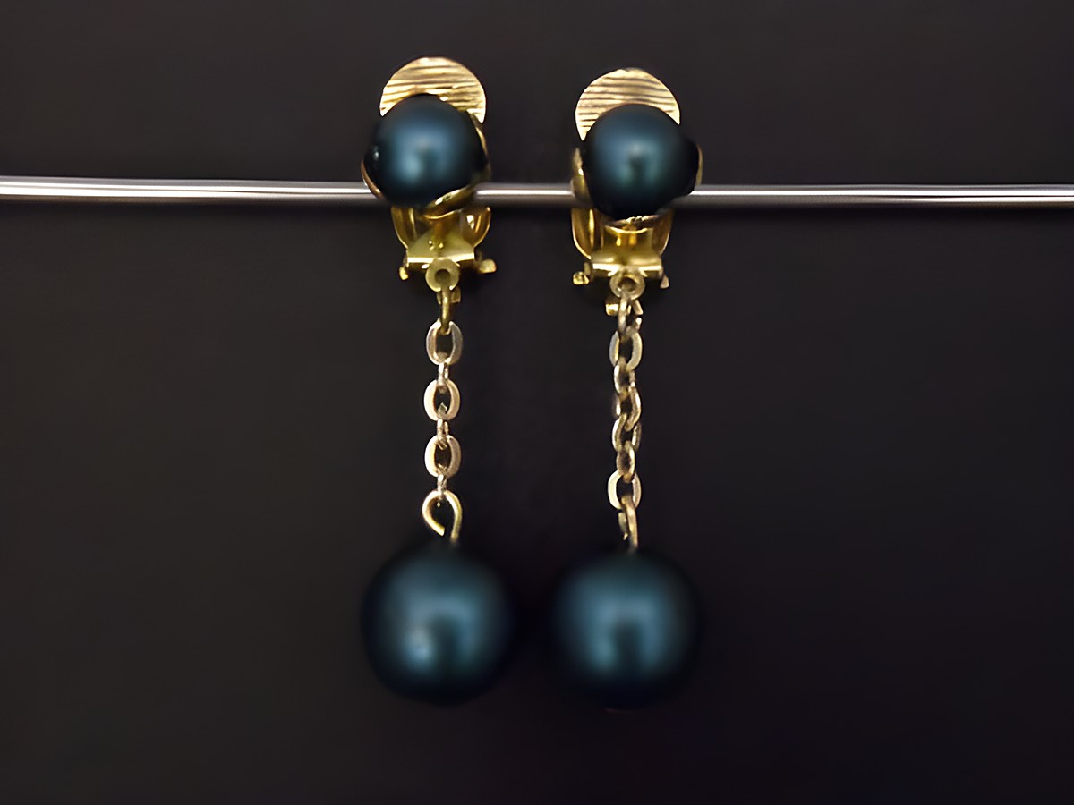 Ohrclip türkisgrün matt zeitlos mit goldfarbenen Details aus Kunstharz, Hersteller Juwelier Harnisch, elegant und ideal für besondere Anlässe.