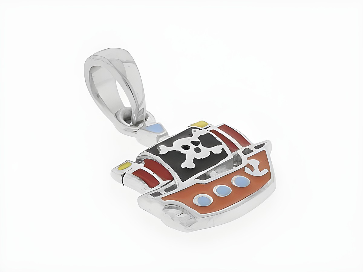 Silber Anhänger in Form eines Piratenschiffs, rhodiniert mit buntem Lack verziert, für Kinder, Hersteller Juwelier Harnisch, allerliebst und fröhlich gestaltet.
