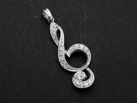 Silber Anhänger in Notenschlüssel-Form, rhodiniert, verziert mit Zirkonia-Steinen, symbolisiert Musik und Eleganz, ideal als Schmuckstück für Musikliebhaber.