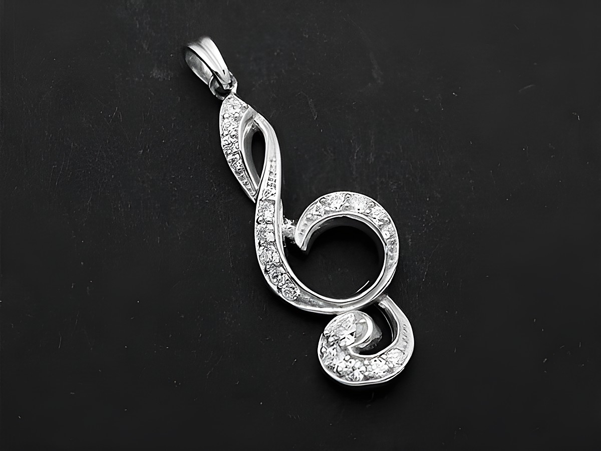 Silber Anhänger in Notenschlüssel-Form, rhodiniert, verziert mit Zirkonia-Steinen, symbolisiert Musik und Eleganz, ideal als Schmuckstück für Musikliebhaber.
