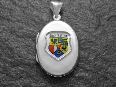 Silbernes Medaillon mit dem Wappen von Liechtenstein, verziert mit den traditionellen Farben und Symbolen, hochwertig verarbeitet von Juwelier Harnisch, ideal für Sammler und Liebhaber.