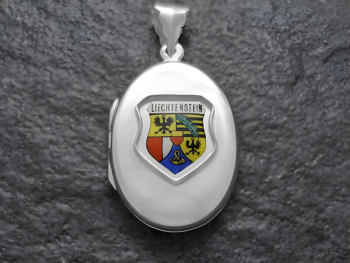 Silbernes Medaillon mit dem Wappen von Liechtenstein, verziert mit den traditionellen Farben und Symbolen, hochwertig verarbeitet von Juwelier Harnisch, ideal für Sammler und Liebhaber.